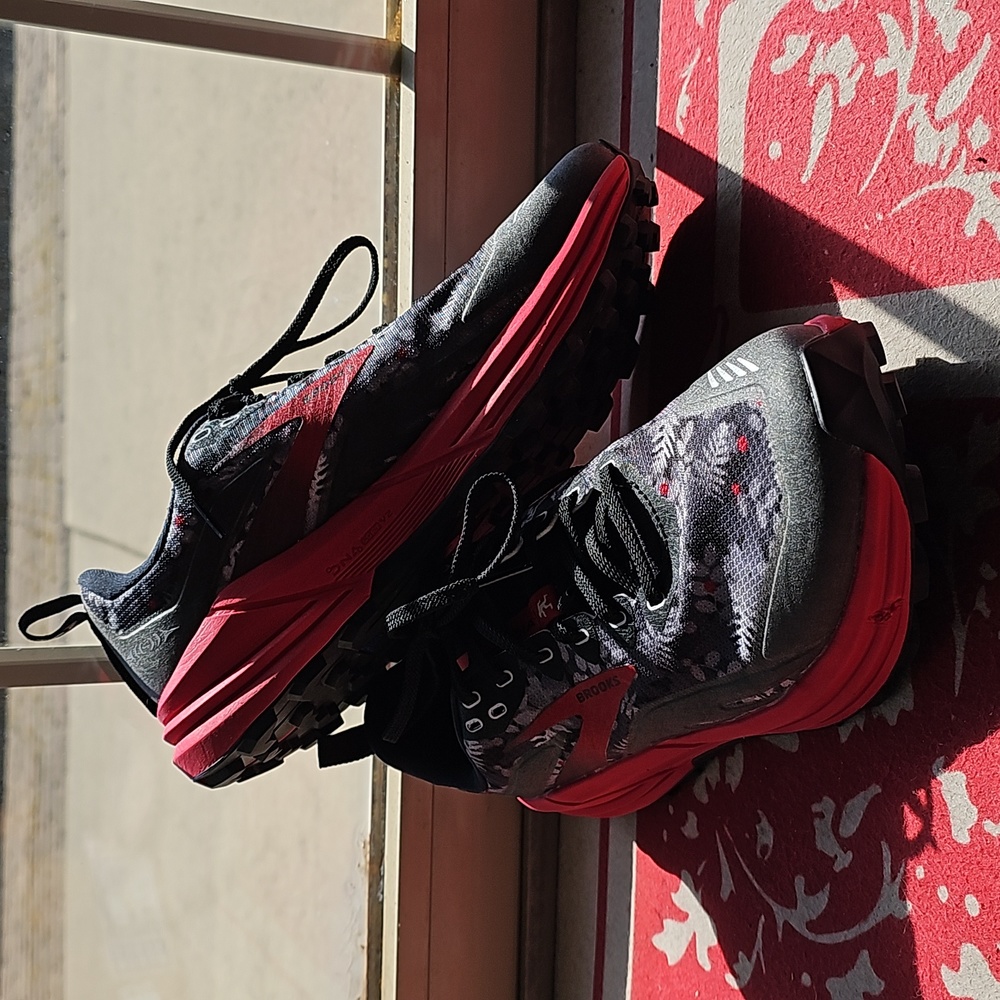 Brooks Cascadia Mens size 8